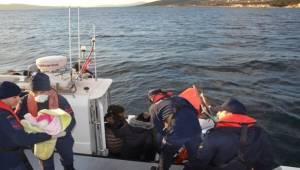 İzmir'de 12 kaçak göçmen kurtarıldı