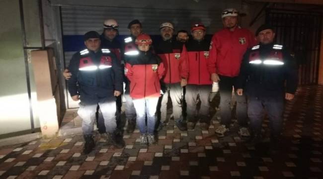 İzmir'de dağda kaybolan 3 kişiye 6 saat sonra ulaşıldı