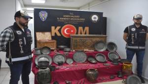 İzmir'de piyasa değeri 15 milyon lira olan 506 parça tarihi eser ele geçirildi
