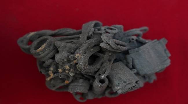 İzmir'de yaklaşık 4 bin 500 yıllık gümüş takı bulundu