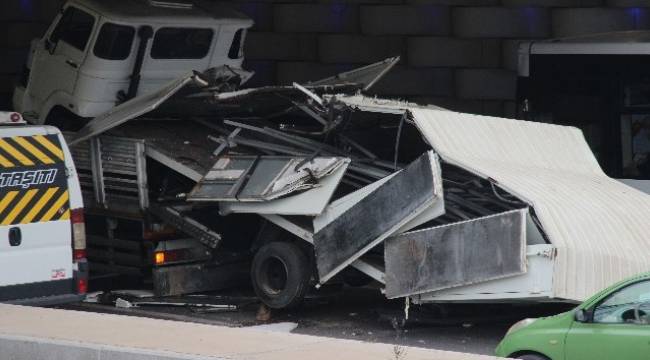 kamyon alt geçide sıkıştı; trafik akışı aksadı