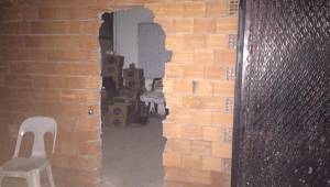 Mühürlenen yere kapı açıp, tekrar kumar oynarken yakalandılar