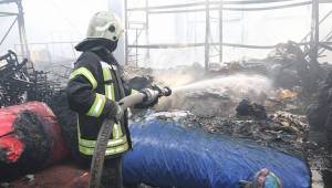 Muradiye OSB'deki Fabrika Yangını Kontrol Altına Alındı