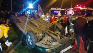 Takla atan otomobil tramvay yoluna devrildi: 2 yaralı