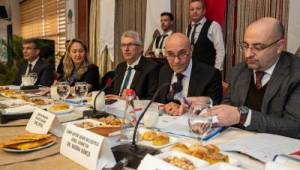 Tunç Soyer bir ayda 871 muhtarı dinleyecek