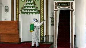 Aliağa'da Okul Ve Camiler Dezenfekte Ediliyor