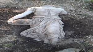 Aliağa ve Tire jandarma komutanlığının müşterek tarihi eser kaçakçılığı operasyonunda iki şüpheli yakalandı