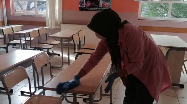 Bergama Miĺĺi Egitim Okulları Önlem İçin Dezenfekte Ediyor