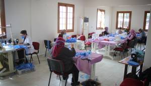 Bergamalı kadınlar hastane için maske dikiyor  