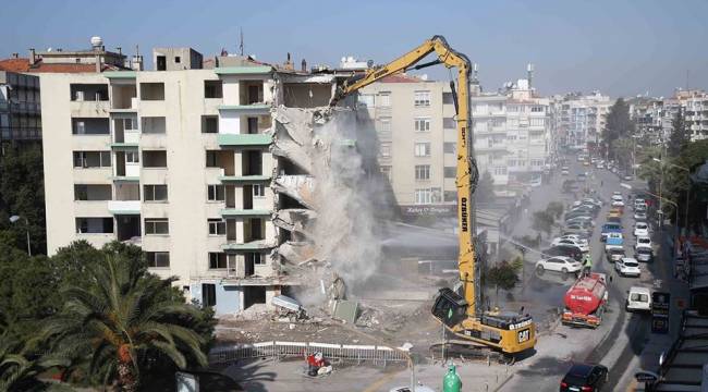 Bostanlı'daki Yatık Binalarda İlk Yıkım Başladı