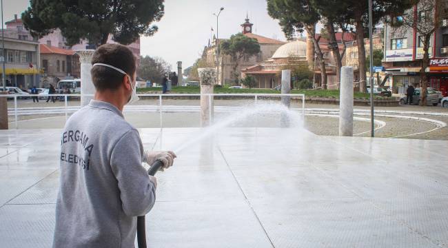 ergama'da pazarda esnaf ve vatandaşa eldiven ve kolonya dağıtılıyor, hijyen çalışmaları hızla devam ediyor