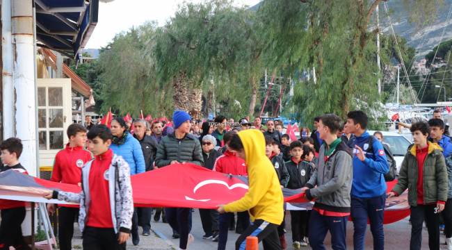 Foça'da İdlib Şehitleri için yürüyüş yapıldı