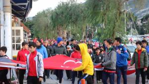 Foça'da İdlib Şehitleri için yürüyüş yapıldı