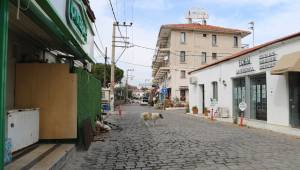 Foçada 65 Yaş Üzeri Eve Kapandı Sokaklar Meydanlar Boşaldı