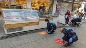 İzmir'de sosyal mesafe için zemin çıkartmaları devrede