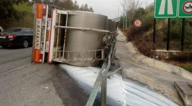 İzmir'de süt dolu tır devrildi: 1 yaralı