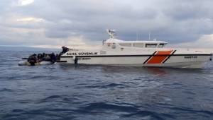İzmir'de Türk karasularına itilen 48 sığınmacı kurtarıldı