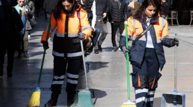 Kadın süpürgeciler İzmir'e toz kondurmuyor