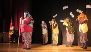 Kadında Söz İzleri' Foça'da Sahnelendi