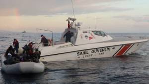 Yunan unsurları tarafından ölüme terk edilen göçmenler sahil güvenlik tarafından kurtarıldı