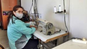 Aliağa Yalı Mahallesi Muhtarlığından sağlık çalışanlarına koruyucu yüz maskesi desteği 