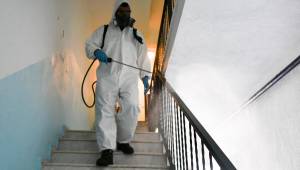 Apartmanların dezenfekte işlemleri sürüyor