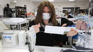 Buca'nın kursiyerleri maske için kolları sıvadı