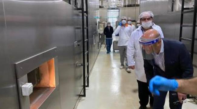 Büyükşehir İzmir'e ekmek dağıtıyor