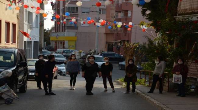 Aliağa'da dışarı çıkamayan çocuklar için sokağı süslediler