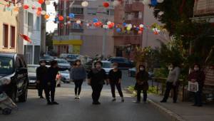Aliağa'da dışarı çıkamayan çocuklar için sokağı süslediler