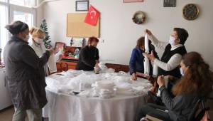  Foçada Engelli Ve Gönüllü Kadınlar Çalışanlar İçin Maske Üretiyor