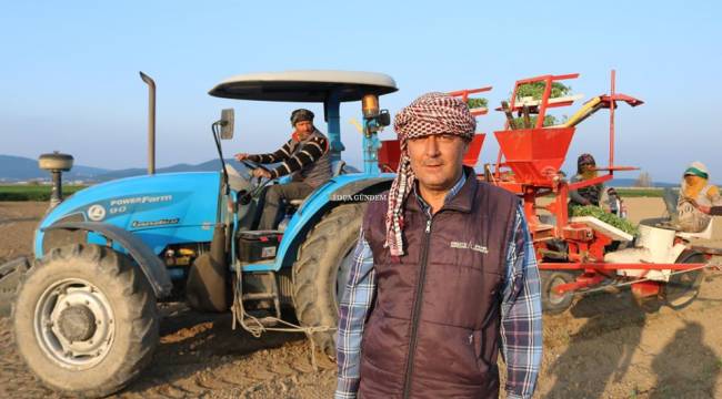 Foçalı Çiftçiler Koronadan Sonra Gıda Sıkıntısı Olmasın Diye Tarlada