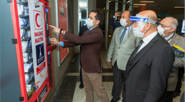 İzmir'in metro istasyonlarında maskematik dönemi