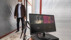 İzmirlilerin ateşi termal kamerayla ölçülüyor