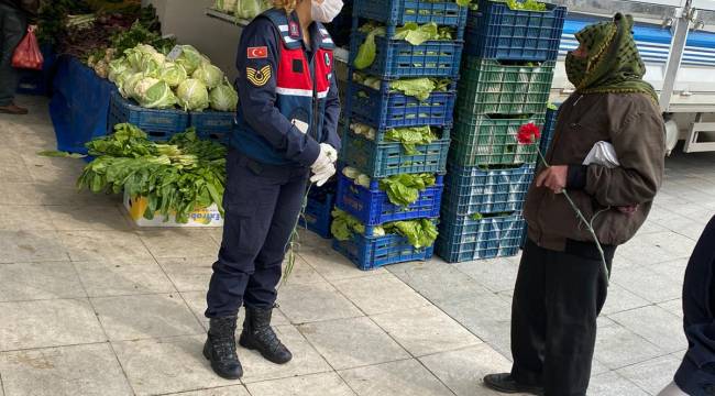  Jandarma pazar'da  yaşlıları  karanfil vererek ikazda bulunuyor.