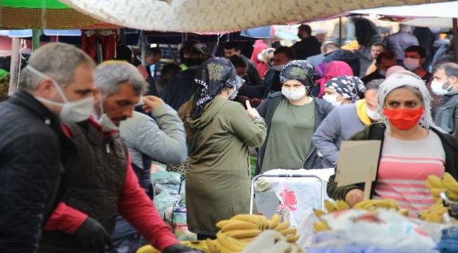 Konak'da pazaryerinde sosyal mesafe kuralına uyulmadı