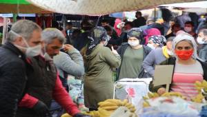 Konak'da pazaryerinde sosyal mesafe kuralına uyulmadı