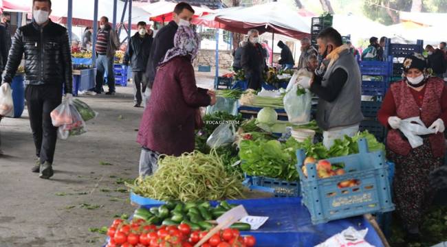 Pazaryerinde Maske Tamam Sosyal Mesafeye Yağmur Engel