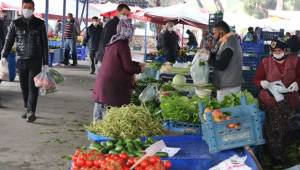 Pazaryerinde Maske Tamam Sosyal Mesafeye Yağmur Engel
