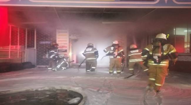 8 katlı binanın altındaki lastikçi dükkanında yangın çıktı