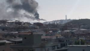 Aliağa'da  fabrika bacasından çıkan duman Vatandaşları tedirgin etti.