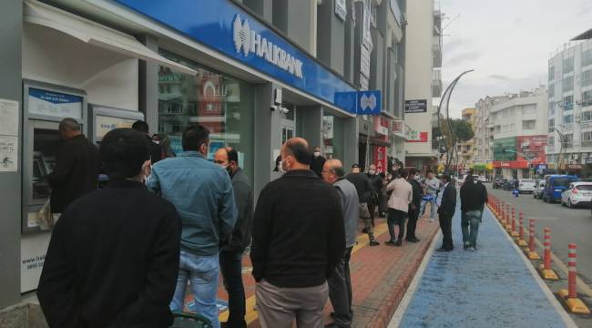  Aliağa'da kısıtlama sonrası PTT ve Bankalar 'da uzun kuyruk