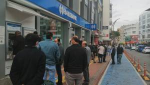 Aliağa'da kısıtlama sonrası PTT ve Bankalar 'da uzun kuyruk