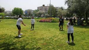 Aliağa'da Park ve Sahil Bandı Gençlerle Doldu 