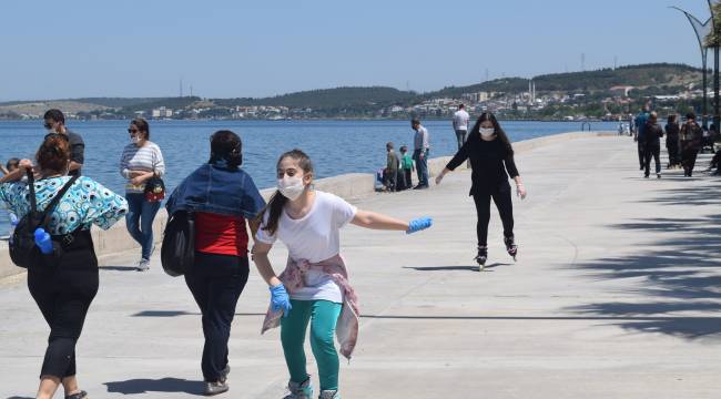 Aliağa'da  sahil bandı ve  parklar çocuklarla doldu