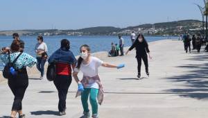 Aliağa'da  sahil bandı ve  parklar çocuklarla doldu