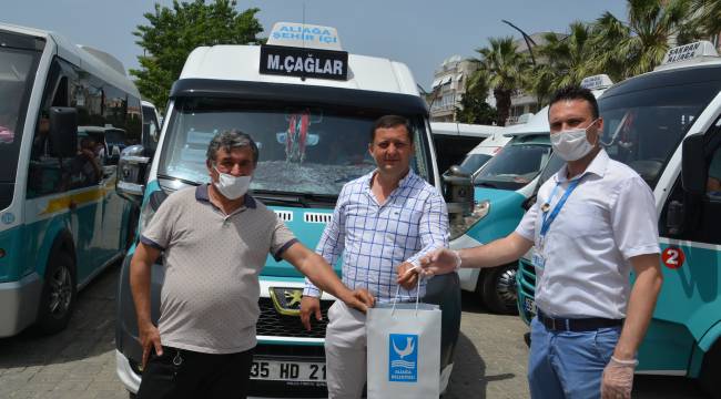 Aliağa'da sokak kısıtlamasında minibüsler  dezenfekte edilldi.