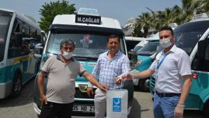 Aliağa'da sokak kısıtlamasında minibüsler  dezenfekte edilldi.