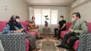 Bergamalı koca çınar Selmiye anneye ve şehit annesi Fatma Yılmaz'a Başkan Koştu'dan ziyaret