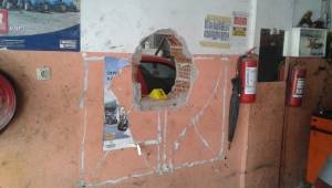 Duvarları delip eczaneye girdiler